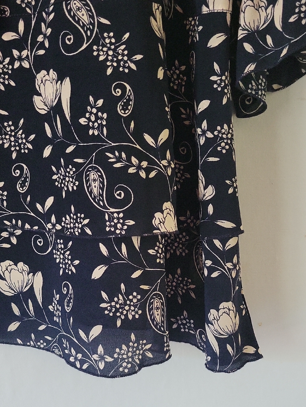 Johnny Was Jade Navy Floral Tie-Neck Women's Top 100% Silk - Picture 5 of 7